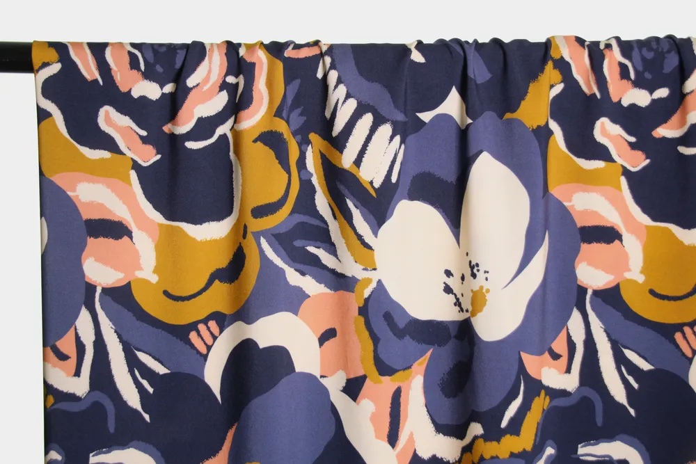 Blauwe viscose met geschilderde bloemen - Atelier Jupe